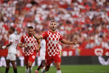 Abel Ruiz, Estadio Ramon Sanchez Pizjuan 'da Sevilla FC ve Girona FC takımları arasındaki LaLiga EA SPORTS maçında gol attıktan sonra kutlama yaparken görüldü (Maciej Rogowski)