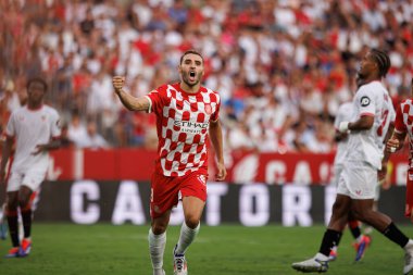 Abel Ruiz, Estadio Ramon Sanchez Pizjuan 'da Sevilla FC ve Girona FC takımları arasındaki LaLiga EA SPORTS maçında gol attıktan sonra kutlama yaparken görüldü (Maciej Rogowski)