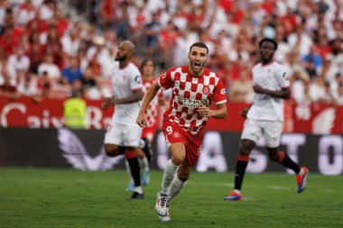 Abel Ruiz, Estadio Ramon Sanchez Pizjuan 'da Sevilla FC ve Girona FC takımları arasındaki LaLiga EA SPORTS maçında gol attıktan sonra kutlama yaparken görüldü (Maciej Rogowski)