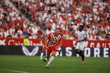 Abel Ruiz, Estadio Ramon Sanchez Pizjuan 'da Sevilla FC ve Girona FC takımları arasındaki LaLiga EA SPORTS maçında gol attıktan sonra kutlama yaparken görüldü (Maciej Rogowski)