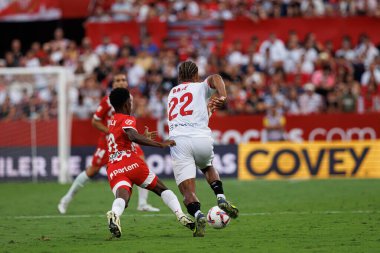 Yaser Asprilla, Loic Bade LaLiga EA SPORTS maçında Sevilla FC ve Girona FC takımları arasında Estadio Ramon Sanchez Pizjuan (Maciej Rogowski)