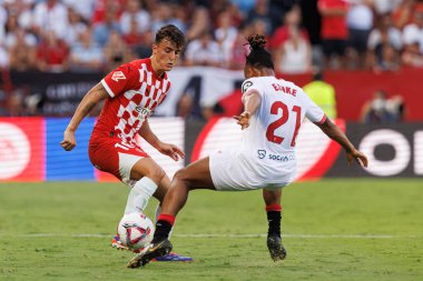 Alejandro Frances, Chidera Ejuke, Estadio Ramon Sanchez Pizjuan 'da Sevilla FC ve Girona FC takımları arasında LaLiga EA Spor Maçı sırasında görüldü (Maciej Rogowski)