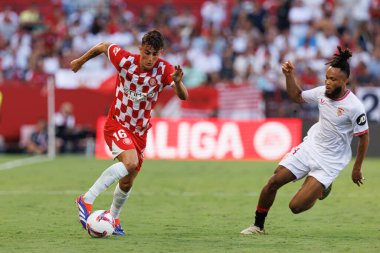 Alejandro Frances, Chidera Ejuke, Estadio Ramon Sanchez Pizjuan 'da Sevilla FC ve Girona FC takımları arasında LaLiga EA Spor Maçı sırasında görüldü (Maciej Rogowski)