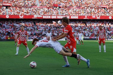Valentin Barco, Bryan Gil LaLiga EA SPORTS maçı sırasında Sevilla FC ve Girona FC takımları arasında Estadio Ramon Sanchez Pizjuan (Maciej Rogowski)