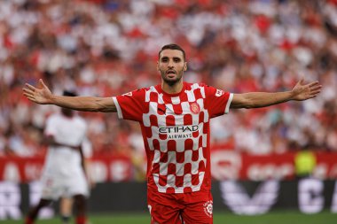 Abel Ruiz, Estadio Ramon Sanchez Pizjuan 'da Sevilla FC ve Girona FC takımları arasında oynanan LaLiga EA Spor maçında gol attıktan sonra kutlamada görülüyor.