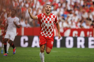 Abel Ruiz, Estadio Ramon Sanchez Pizjuan 'da Sevilla FC ve Girona FC takımları arasında oynanan LaLiga EA Spor maçında gol attıktan sonra kutlamada görülüyor.