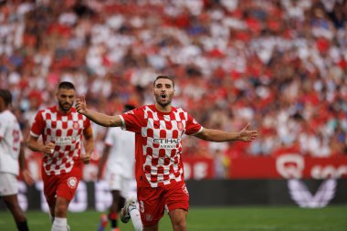 Abel Ruiz, Estadio Ramon Sanchez Pizjuan 'da Sevilla FC ve Girona FC takımları arasında oynanan LaLiga EA Spor maçında gol attıktan sonra kutlamada görülüyor.