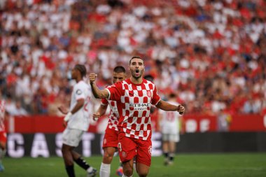 Abel Ruiz, Estadio Ramon Sanchez Pizjuan 'da Sevilla FC ve Girona FC takımları arasında oynanan LaLiga EA Spor maçında gol attıktan sonra kutlamada görülüyor.