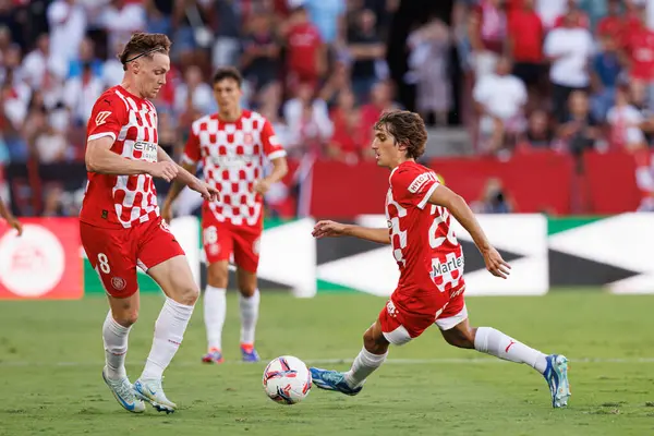 Viktor Tsygankov, Bryan Gil LaLiga EA SPORTS maçı sırasında Estadio Ramon Sanchez Pizjuan 'da Sevilla FC ve Girona FC takımları arasında görüldü (Maciej Rogowski)