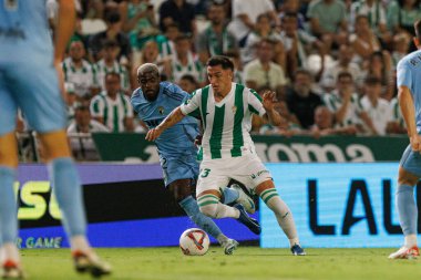 Kevin Appin, Cristian Carracedo LaLiga 2 Hypermotion maçı sırasında Estadio Nuevo Arcangel 'deki Cordoba CF ve Burgos CF takımları arasında görüldü (Maciej Rogowski)