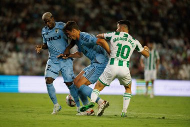 Kevin Appin, David Lopez, Jacobo Gonzalez LaLiga 2 Hypermotion maçı sırasında Estadio Nuevo Arcangel 'deki Cordoba CF ve Burgos CF takımları arasında görüldü (Maciej Rogowski)