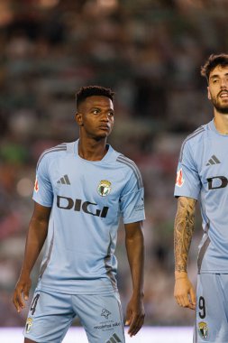 Anderson Arroyo, LaLiga 2 Hypermotion maçı sırasında Estadio Nuevo Arcangel 'deki Cordoba CF ve Burgos CF takımları arasında görüldü (Maciej Rogowski)