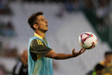 Raul Navarro, Estadio Nuevo Arcangel 'deki Cordoba CF ve Burgos CF takımları arasında LaLiga 2 Hypermotion maçı sırasında görüldü (Maciej Rogowski)