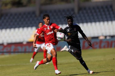 Sidney Lima, Samuel Obeng Liga Portekiz maçı sırasında Casa Pia AC ve CD Santa Clara takımları arasında Estadio Belediyesi Rio Maior 'da (Maciej Rogowski)