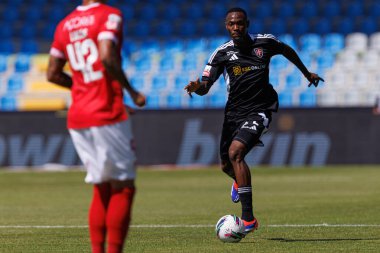 Duplexe Tchamba, Liga Portekiz maçı sırasında Estadio Belediyesi Rio Maior 'da Casa Pia AC ve CD Santa Clara takımları arasında görüldü (Maciej Rogowski)