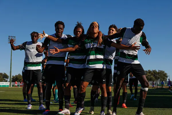 Joao Silva, Liga Revelacao maçında Estadio Aurelio Pereira 'daki SL Benfica ve Sporting CP takımları arasında attığı golü kutlarken görüldü.
