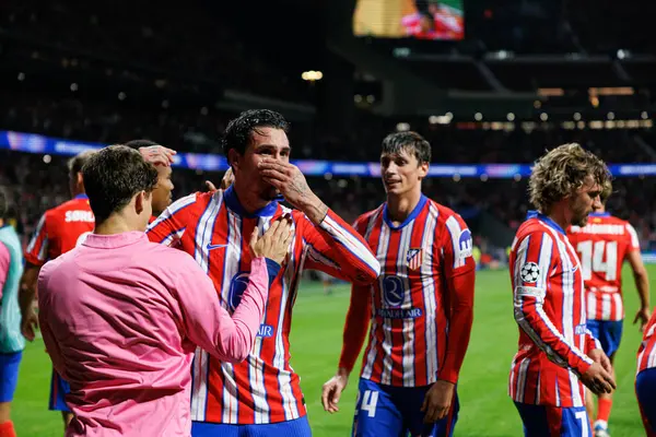 Atletico takımı, Atletico de Madrid ve Red Bull Leipzig (Maciej Rogowski) takımları arasında oynanan UEFA Şampiyonlar Ligi maçında attığı gol sonrasında Jose Maria Gimenez ile kutlama yaparken görüldü.)