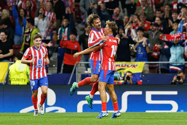 Antoine Griezmann, Atletico de Madrid ve Red Bull Leipzig (Maciej Rogowski) takımları arasındaki UEFA Şampiyonlar Ligi maçında gol attıktan sonra kutlama yaparken görüldü.)