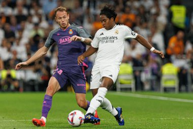 Irvin Cardona, Endrick LaLiga EA SPORTS maçı sırasında Estadio Santiago Bernabeu 'da Real Madrid FC ve RCD Espanyol de Barcelona takımları arasında görüldü (Maciej Rogowski)