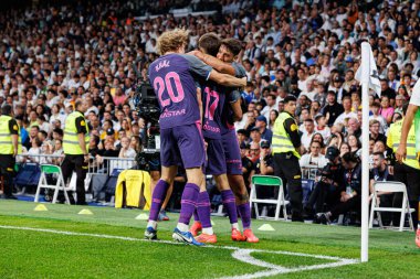 Espanyol 'un oyuncuları, Real Madrid FC ve Estadio Santiago Bernabeu' daki RCD Espanyol de Barcelona takımları arasında oynanan maçta LaLiga EA SPORTS maçında gol üstüne gol atarken görüldü (Maciej Rogowski)