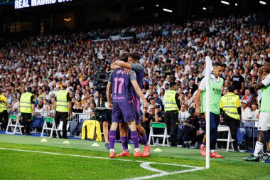 Espanyol 'un oyuncuları, Real Madrid FC ve Estadio Santiago Bernabeu' daki RCD Espanyol de Barcelona takımları arasında oynanan maçta LaLiga EA SPORTS maçında gol üstüne gol atarken görüldü (Maciej Rogowski)