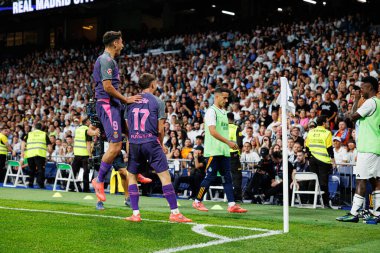 Espanyol 'un oyuncuları, Real Madrid FC ve Estadio Santiago Bernabeu' daki RCD Espanyol de Barcelona takımları arasında oynanan maçta LaLiga EA SPORTS maçında gol üstüne gol atarken görüldü (Maciej Rogowski)