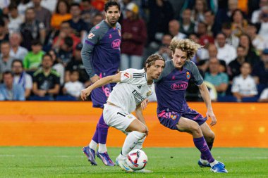 Alex Kral ve Luka Modriç, LaLiga EA SPORTS maçında Estadio Santiago Bernabeu 'daki Real Madrid FC ve RCD Espanyol de Barcelona takımları arasında görüldü (Maciej Rogowski)