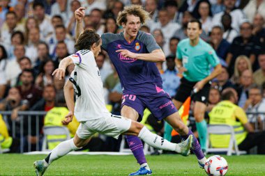 Luka Modriç ve Alex King, LaLiga EA SPORTS maçında Estadio Santiago Bernabeu 'daki Real Madrid FC ve RCD Espanyol de Barcelona takımları arasında görüldü (Maciej Rogowski)