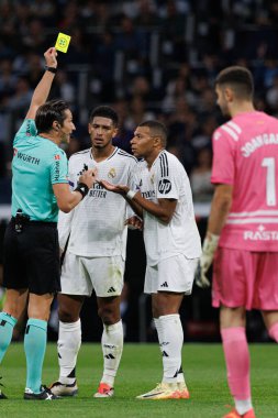 Jose Luis Munuera Montero, Jude Bellingham, Kylian Mbappe Real Madrid FC ve RCD Espanyol de Barcelona takımları arasında Estadio Santiago Bernabeu 'da (Maciej Rogowski)