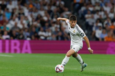 Arda Güler, Real Madrid FC ve RCD Espanyol de Barcelona takımları arasında Estadio Santiago Bernabeu (Maciej Rogowski)