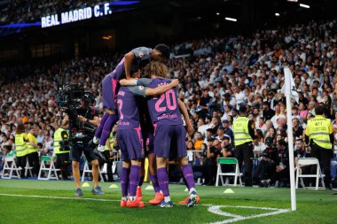 Espanyol 'un oyuncuları, Estadio Santiago Bernabeu' daki Real Madrid FC ve RCD Espanyol de Barcelona takımları arasında oynanan maçta LaLiga EA SPORTS maçında gol attıktan sonra kutlamada görülüyor. (Maciej Rogowski)