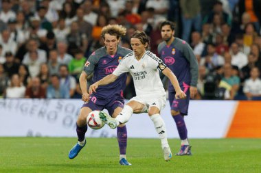 Alex King ve Luka Modriç, Estadio Santiago Bernabeu 'daki Real Madrid FC ve RCD Espanyol de Barcelona takımları arasında oynanan EA SPORTS maçı sırasında iş başında görüldü (Maciej Rogowski)