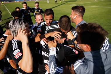 Casa Pia takımı, Casa Pia AC ve Estadio Belediyesi Rio Maior takımları arasında oynanan Liga Portekiz maçında Nuno Moreira 'nın attığı golü kutluyor. (Maciej Rogowski))