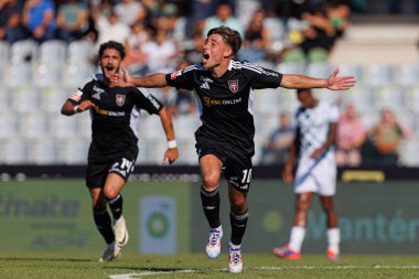 Raul Garcia Gonzalez, Estadio Belediyesi Rio Maior 'daki Casa Pia AC ve Moreirense FC takımları arasında oynanan Liga Portekiz maçında gol attıktan sonra kutluyor.)
