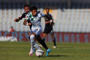 Andre Geraldes, Jeremy Antonisse Liga Portekiz maçı sırasında Casa Pia AC ve Moreirense FC takımları arasında Estadio Municipal Rio Maior 'da (Maciej Rogowski)
