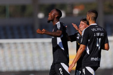Duplexe Tchamba, Estadio Belediyesi Rio Maior 'daki Casa Pia AC ve Moreirense FC takımları arasında oynanan Liga Portekiz maçında gol attıktan sonra kutluyor (Maciej Rogowski)