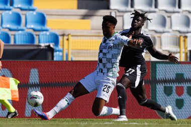 Maracas, Samuel Obeng Liga Portekiz maçı sırasında Casa Pia AC ve Moreirense FC takımları arasında Estadio Municipal Rio Maior 'da (Maciej Rogowski)