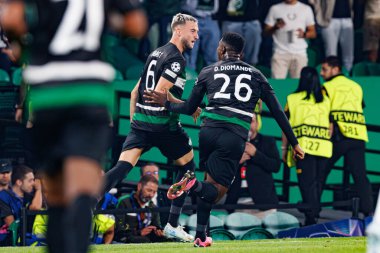 Zeno Debast, UEFA Şampiyonlar Ligi maçında Ousmane Diomande ile attığı golün ardından Sporting CP ve LOSC Lille (Maciej Rogowski) 