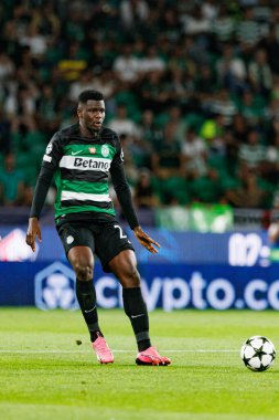 Ousmane Diomande, UEFA Şampiyonlar Ligi maçında Lille ve Lille (Maciej Rogowski) takımları arasında görüldü.) 