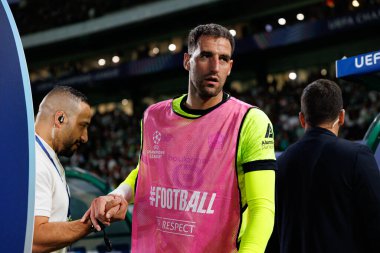 Marc-Aurele Caillard UEFA Şampiyonlar Ligi maçında Lille ve Lille (Maciej Rogowski) takımları arasında görüldü.) 