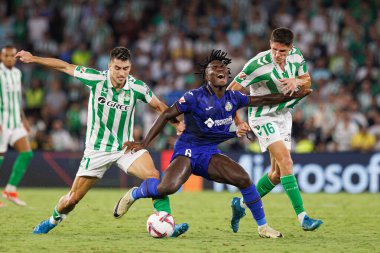 Marc Roca, Christantus Uche, Sergi Altimira LaLiga EASPORTS maçı sırasında Real Betis Balompie ve Getafe CF takımları arasında Estadio Benito Villamarin 'de (Maciej Rogowski)