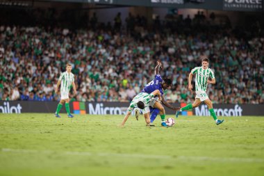 Marc Roca, Christantus Uche LaLiga EASPORTS maçı sırasında Real Betis Balompie ve Getafe CF takımları arasında Estadio Benito Villamarin 'de (Maciej Rogowski)