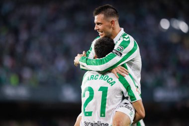 Giovani Lo Celso, LaLiga EASPORTS maçında Marc Roca ile Estadio Benito Villamarin 'de Real Betis Balompie ve Getafe CF takımları arasındaki golü attıktan sonra kutluyor (Maciej Rogowski)