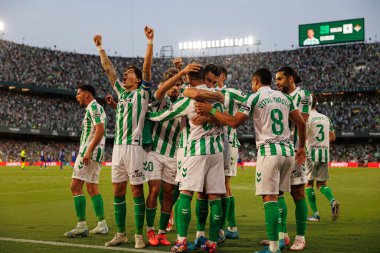 Giovani Lo Celso, Estadio Benito Villamarin 'de Real Betis Balompie ve Getafe CF takımları arasındaki LaLiga EASPORTS maçında tüm takım ile attığı golü kutluyor.)