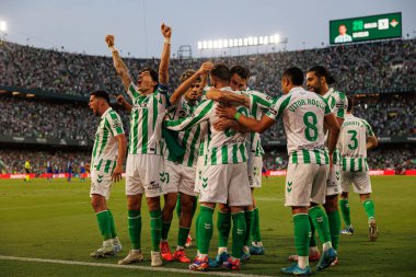 Giovani Lo Celso, Estadio Benito Villamarin 'de Real Betis Balompie ve Getafe CF takımları arasındaki LaLiga EASPORTS maçında tüm takım ile attığı golü kutluyor.)