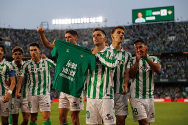Giovani Lo Celso, Estadio Benito Villamarin 'de Real Betis Balompie ve Getafe CF takımları arasındaki LaLiga EASPORTS maçında tüm takım ile attığı golü kutluyor.)