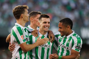 Giovani Lo Celso, Estadio Benito Villamarin 'de Real Betis Balompie ve Getafe CF takımları arasında oynanan LaLiga EASPORTS maçında Diego Llorente, Vitor Roque ile gol attıktan sonra kutluyor.)