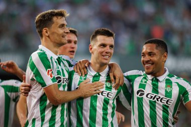 Giovani Lo Celso, Estadio Benito Villamarin 'de Real Betis Balompie ve Getafe CF takımları arasında oynanan LaLiga EASPORTS maçında Diego Llorente, Vitor Roque ile gol attıktan sonra kutluyor.)