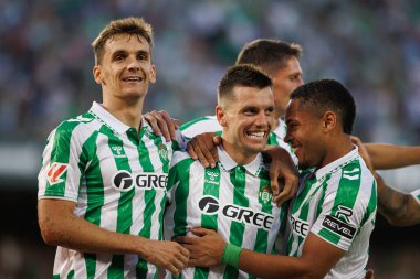 Giovani Lo Celso, Estadio Benito Villamarin 'de Real Betis Balompie ve Getafe CF takımları arasında oynanan LaLiga EASPORTS maçında Diego Llorente, Vitor Roque ile gol attıktan sonra kutluyor.)