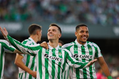 Giovani Lo Celso, Estadio Benito Villamarin 'de Real Betis Balompie ve Getafe CF takımları arasında oynanan LaLiga EASPORTS maçında Diego Llorente, Vitor Roque ile gol attıktan sonra kutluyor.)